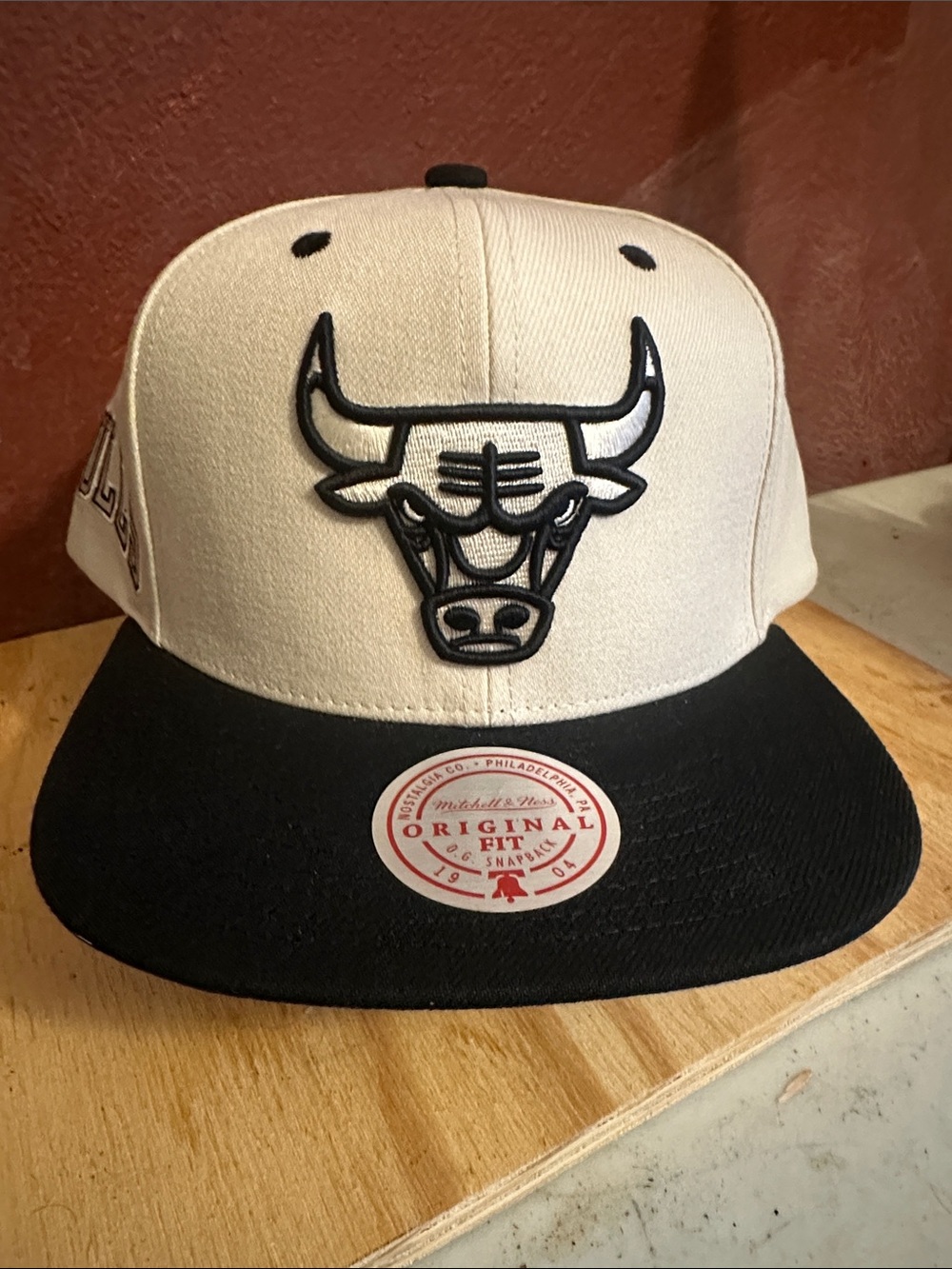 Chicago Bulls off-white cream, black snapback hat, cap nba basketball new